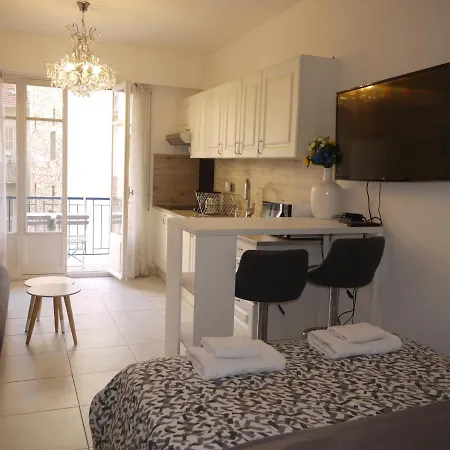 - A Modern Flat In نيس