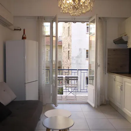 - A Modern Flat In نيس