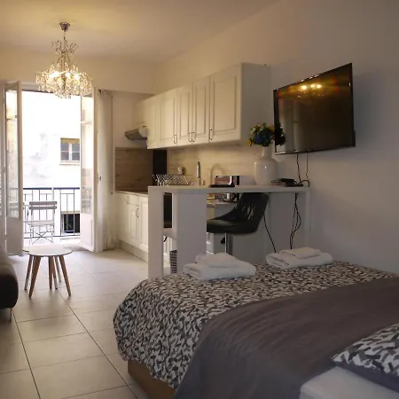 - A Modern Flat In Nice